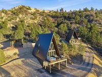 Luxury A-Frame Retreat near Zion & Bryce with Hot Tub - Ferienwohnung Glendale