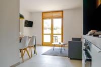 Apartamento de 1 dormitorio con terraza y vistas al mar