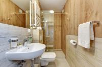 Habitación con cama extragrande y balcón