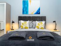 The Bond by CENTRAL SERVICED APARTMENTS - 2 Bedrooms - 3 Double Beds - Walk Away From City Centre & Universities - Walk away from Bus & Train Station & Waterfront - Short & Long Stays Accomodated - B&B Dundee