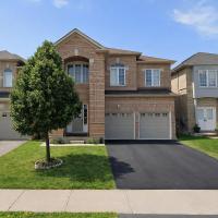 Private Queen Bedroom with Walk-In Closet, TV & Mini Fridge in Brampton Shared Home - 3 Baths, Full Kitchen, WiFi, Laundry & Deck - Near GO Station, Ideal for Work & Study! - Chambres d'hôtes Brampton