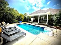 Bourbon Trail Pool & Hot-Tub FUN-ZONE! Game Room! Pool Table! Golden Tee! Ping Pong! Luxurious and Spacious Master Bedroom! Pets Allowed for Fee! - Ferienwohnung Springfield