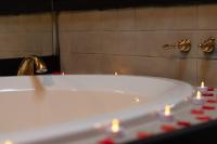 Romantic Getaway Cabin with Jacuzzi - B&B Kissimmee