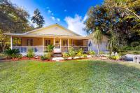 Serene home with enclosed yard, grill, games, & central AC - dog-friendly - B&B Saint Augustine
