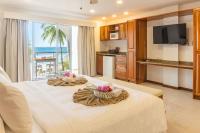 Habitación con cama extragrande y vistas al mar