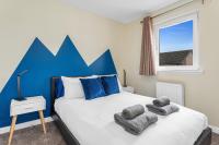 TOWNHOUSE with POKER TABLE - Invoice and REDUCED PRICES only via SUNRISE SHORT LETS DUNDEE, Spacious Rooms with TVs, Central, by SUNRISE LONG LETS and SERVICED ACCOMMODATION DUNDEE - Chambres d'hôtes Dundee