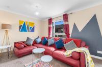 TOWNHOUSE with POKER TABLE - Invoice and REDUCED PRICES only via SUNRISE SHORT LETS DUNDEE, Spacious Rooms with TVs, Central, by SUNRISE LONG LETS and SERVICED ACCOMMODATION DUNDEE - Chambres d'hôtes Dundee