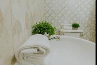 Bali-Inspired Studio Mins from Airport - B&B Arima