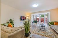 Casa Lana - Spacious and Stylish 4-Bed Home Near Gatwick with Free Parking - Chambres d'hôtes Horley
