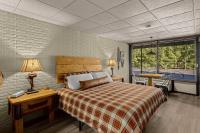 Stonegate Lodge King Bed, WIFI, 50in Roku TV, Salt Water Pool Room #108 - Chambres d'hôtes Eureka Springs
