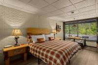 Stonegate Lodge King Bed, WIFI, 50in Roku TV, Salt Water Pool Room #110 - B&B Eureka Springs
