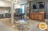 2BR with Workspaces & Deck ABODEbucks - B&B San Luis