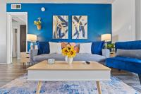 Designer Retreat - King Bed, Pool, Gym - B&B Gilbert