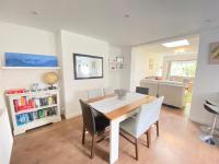White Walnut 4 Bed House with Driveway Parking - B&B Cardiff