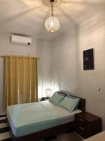 Spacious Apartment with Motorcycle Garage, Free Parking, and Air Conditioning - Chambres d’hôtes Errachidia