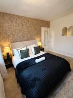 LWB Van Parking 4 Beds Equipped House -Sleeps 6 Willenhall Bilston M6 A454 Keyway Junction A463- Wolverhampton Walsall-Bloxwich-Wednesfield- I54 Business Park BY Samina - ARZ Stays - Regular Work & Long Stays Available - Bed and Breakfast Wolverhampton