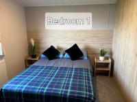 M&B Holiday Home 2025 Cozy Beach side Caravan 4 Beds, 3 Sofa Bed, 7 Sleep, Wifi, Tea and Coffee, Free Parking - B&B Saint Osyth