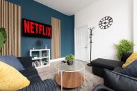 Comfort Meets Style, 4-Bedroom Home with All Essentials, Tottenham, Free Parking, Sleeps 12! Contractor & Group Friendly! - B&B London