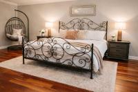 Tree Farm Stay Fire Pit & Grill WOW-King Suite - Bed and Breakfast Fayetteville