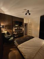 Panoramic top floor retreat with sky city views - Ferienwohnung Temeswar