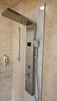 Multi-level home near Squareone, Airport, 3Parking - Ferienwohnung Mississauga