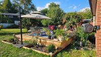 Multi-level home near Squareone, Airport, 3Parking - Ferienwohnung Mississauga
