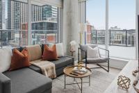 Stunning 2BR Downtown Condo w Huge Private Patio - Chambres d’hôtes Toronto