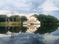 Unique Waterfront House 4 BDRs, Near MTL, Fishing - B&B La Prairie