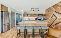 Riverfront condo with balcony near downtown Bend - Bed and Breakfast Bend