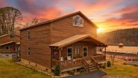 SmokiesBoutiqueCabins would love to host you at Dolly's Cute Cabin! 4 Suites with Private Bathrooms - Hot Tub, Fire Pit, Game Room, Resort Pool open Memorial Day through Labor Day! - B&B Gatlinburg