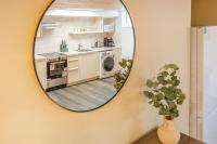 Spacious 2BDRs Apt,ALL NEW! Close to DT , 1 parking - Ferienwohnung Brossard