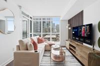 Modern Downtown Retreat Cozy Living & City Views - B&B Toronto