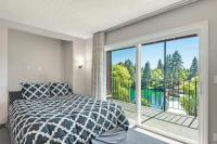 Downtown Condo with Riverview & Balcony - B&B Bend