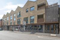 Multiple 2-Bedroom Apartments near Harry Potter Studios - 2-Minute walk to Bushey Station - 20 Minutes to London Euston - Ideal for Families & Business - Free Parking - Chambres d'hôtes Watford