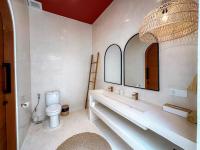 Villa Nabu - Serene Tropical Escape in Heart of Seminyak - B&B Seminyak