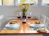 Traditional Cotswold escape with garden and fireplace - B&B Cheltenham