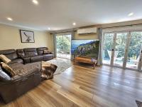 Luxury Mountain Retreat with Gym, Heated Private Pool & Bush Views - Bed and Breakfast Springwood