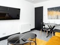 Hilltown by Central Serviced Apartments - King Bed - Sleeps 2 - Good Amenities Around Area - Smart TV's in All Rooms - Secure Entry to Building - Good Transport Links to all around Dundee - B&B Dundee