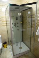 Habitación con cama extragrande y vistas a la piscina