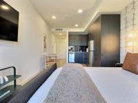 Modern Bham Getaway, Steps to Railroad Park and Eats - Bed and Breakfast Birmingham