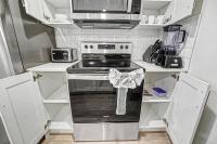 Stylish 2BR Townhome - Near YYC Airport - Free Parking Calgary - B&B Calgary
