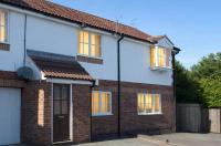7 Minutes to City Centre - Contractors Accommodation - Your own 2 Houses connected to each other with 5 Double Bedrooms in Quiet Private Road - 7 Beds, 2 Kitchens, 2 Lounges, 3 Bathrooms, Free Private Parking Cars & Vans - FLASH SALE - Chambres d'hôtes Nottingham