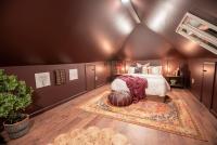Moody Dream Stay | King + Garage + Netflix - B&B Pittsburgh