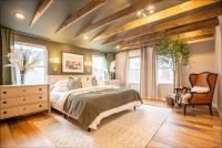 Moody Dream Stay | King + Garage + Netflix - B&B Pittsburgh