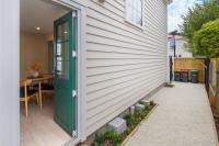 Classic Charm Meets Modern Comfort plus parking - B&B Christchurch