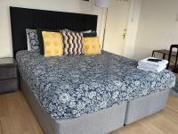 96 Ensuite Bedroom with Bathroom - Ferienwohnung Edmonton