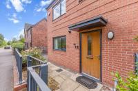 NEW Modern Townhouse Holiday Home Free Parking - Chambres d’hôtes Manchester