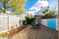 Stylish and Elegant Ground Floor 1Bed with Private Garden, Super King Bed, and Easy to Commute to London via Tube & Train - Chambres d'hôtes Londres