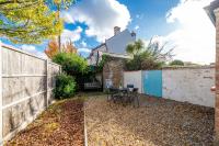 Stylish and Elegant Ground Floor 1Bed with Private Garden, Super King Bed, and Easy to Commute to London via Tube & Train - Chambres d'hôtes Londres
