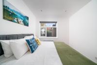 Stylish and Elegant Ground Floor 1Bed with Private Garden, Super King Bed, and Easy to Commute to London via Tube & Train - B&B London